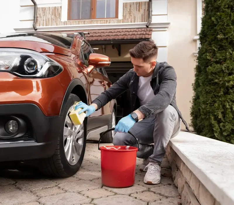 Lavage auto à domicile Verneuil-sur-Igneraie : professionnel intervenant sur un véhicule